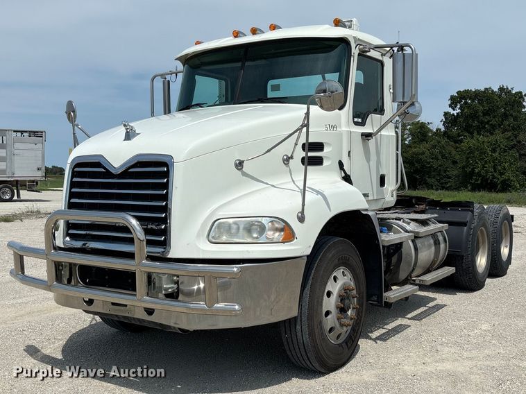 2017 Mack CXU613 semi truck - DZ4597