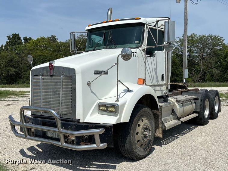 2014 Kenworth T800 semi truck - DZ4601