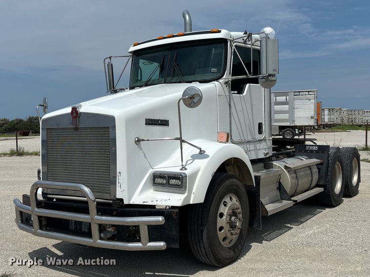2012 Kenworth T800 semi truck - DZ4604