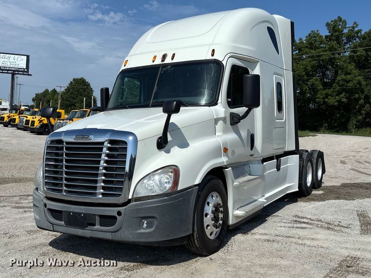 2015 Freightliner Cascadia semi truck - DZ4620