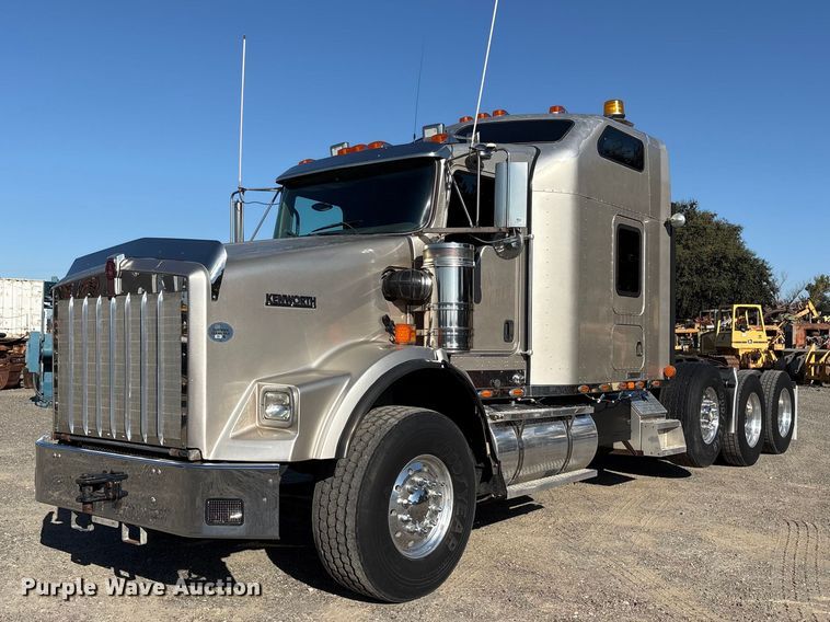 2008 Kenworth T800 semi truck - EA0013