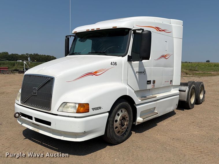 1999 Volvo VN semi truck - EA0418