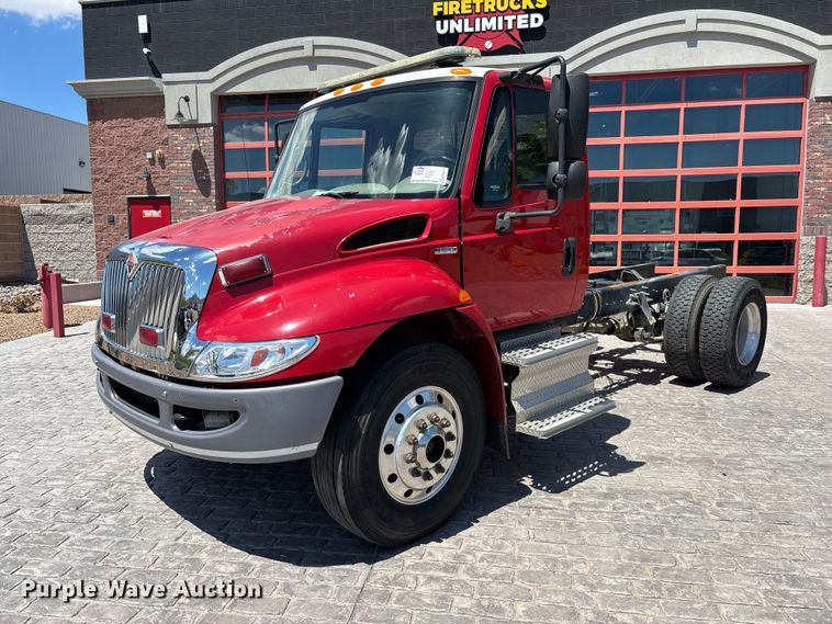 2009 International DuraStar 4300 truck cab and chassis - EE6471