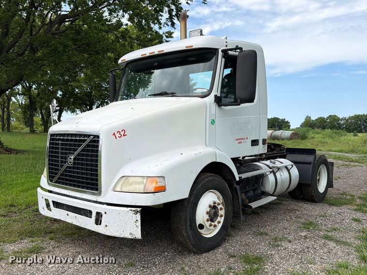 2004 Volvo Truck VNM semi truck - EO8684