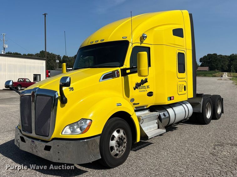 2017 Kenworth T680 semi truck - ER3228