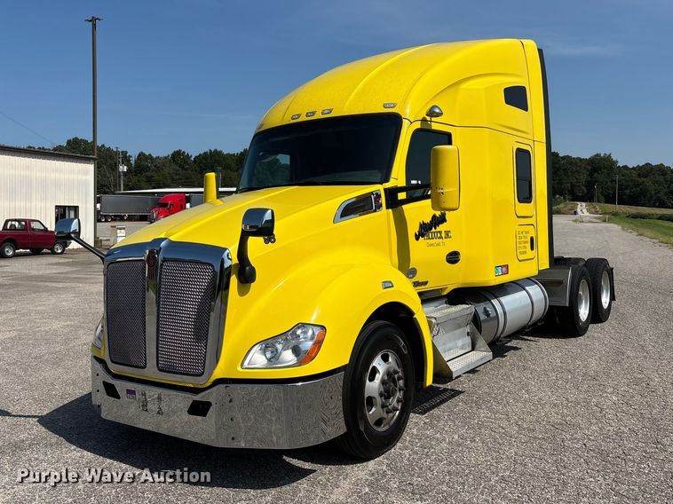 2019 Kenworth T680 semi truck - ER3229
