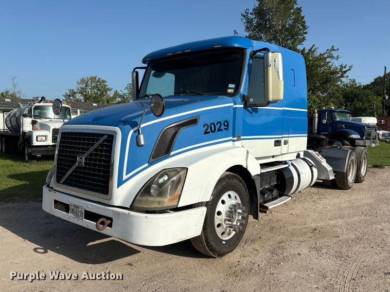 2012 Volvo Truck VNL semi truck - EU0743