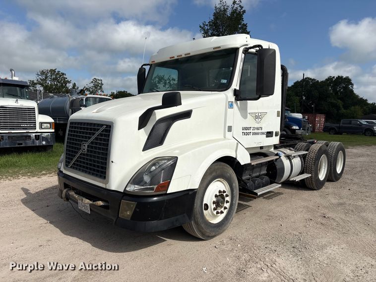 2013 Volvo VNL semi truck - EU0744