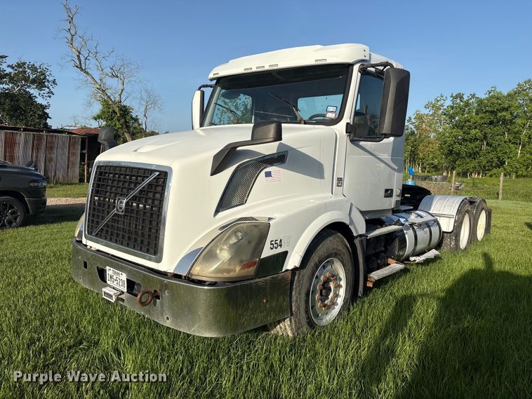 2013 Volvo VNL semi truck - EU0746