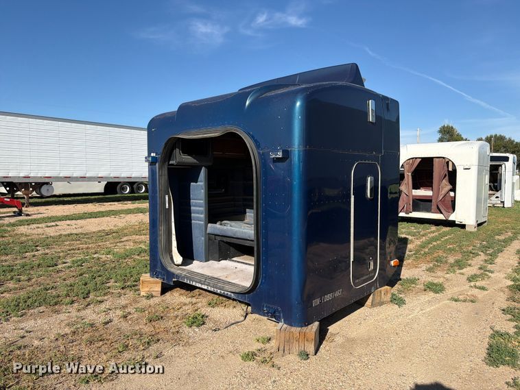 Peterbilt sleeper - EW1061
