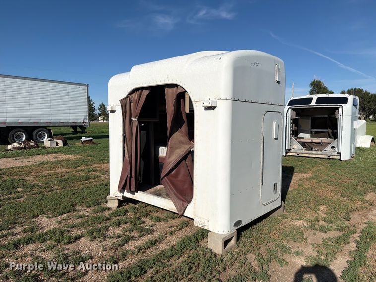 Peterbilt sleeper - EW1062