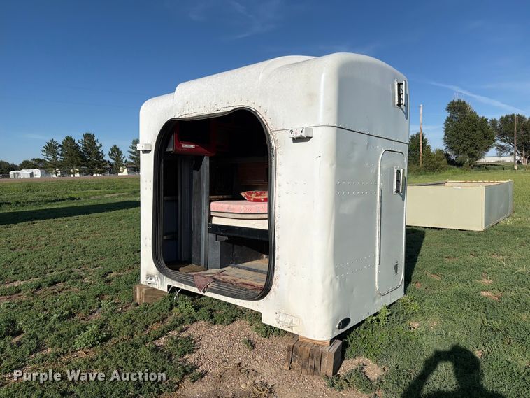 Peterbilt sleeper - EW1064