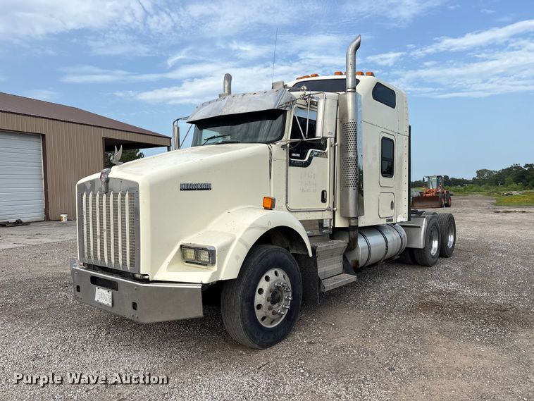 2006 Kenworth T800 semi truck - EW8995