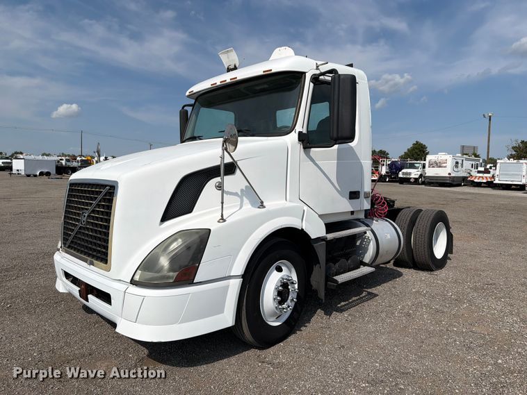 2008 Volvo VNL semi truck - FB5046