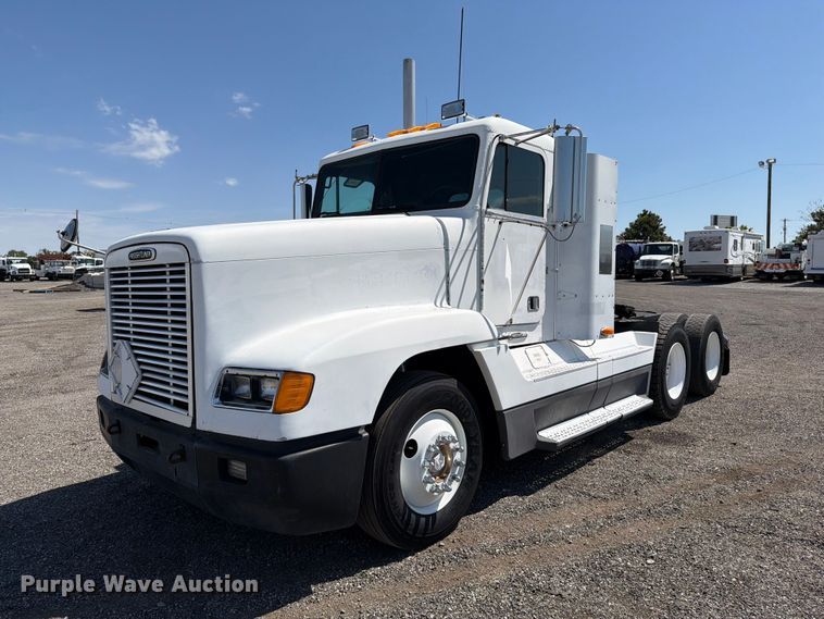 2000 Freightliner FLD120 semi truck - FB5065