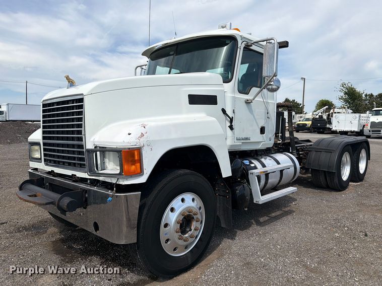 2018 Mack CHU613 truck cab and chassis - FB5070