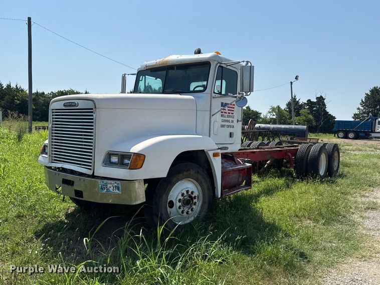 1997 Freightliner FLD120 truck cab and chassis - FC4034