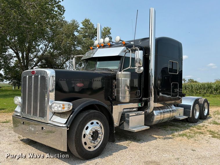 2017 Peterbilt 389 semi truck - FK3297