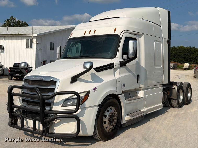 2019 Freightliner Cascadia semi truck - FK4121