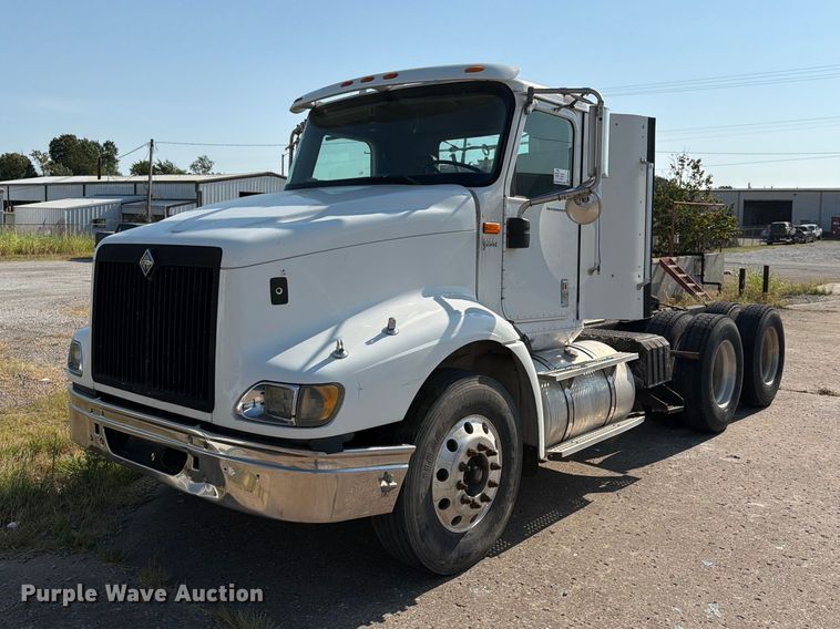 2005 International 9200i semi truck - FN2556