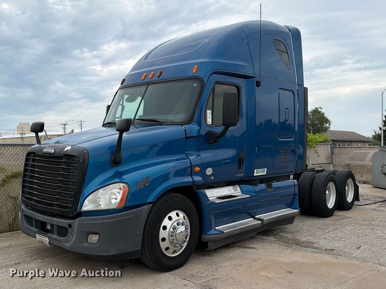 2012 Freightliner Cascadia 125 semi truck - FN5783
