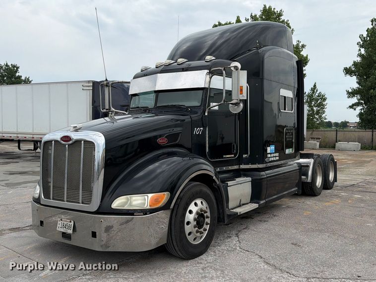 2010 Peterbilt 386 semi truck - FN5784