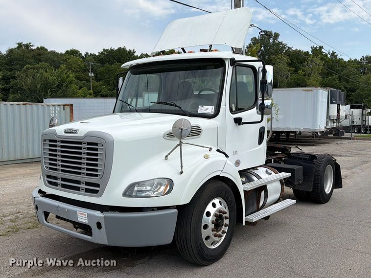 2017 Freightliner Business Class M2 semi truck - FN5819