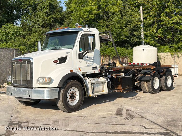 2016 Peterbilt 567 roll-off container truck - FT6123