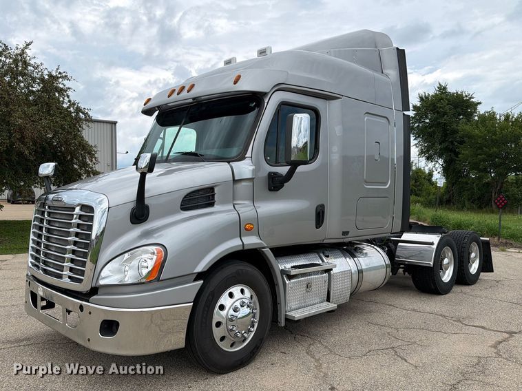 2015 Freightliner Cascadia semi truck - FT8001