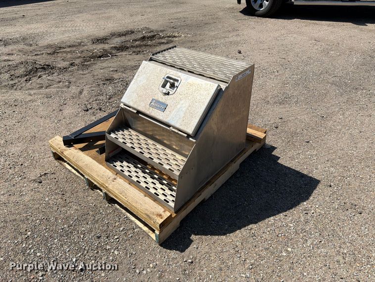 Merrit Saddle Box  - MQ9149