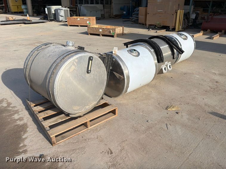 (4) hydraulic fluid tanks - MZ9960