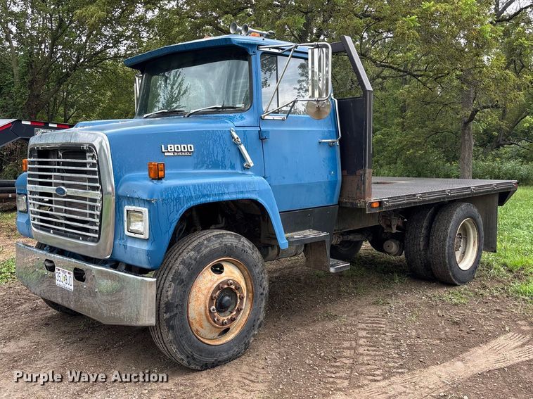 1987 Ford LN8000 flatbed truck - NM9945