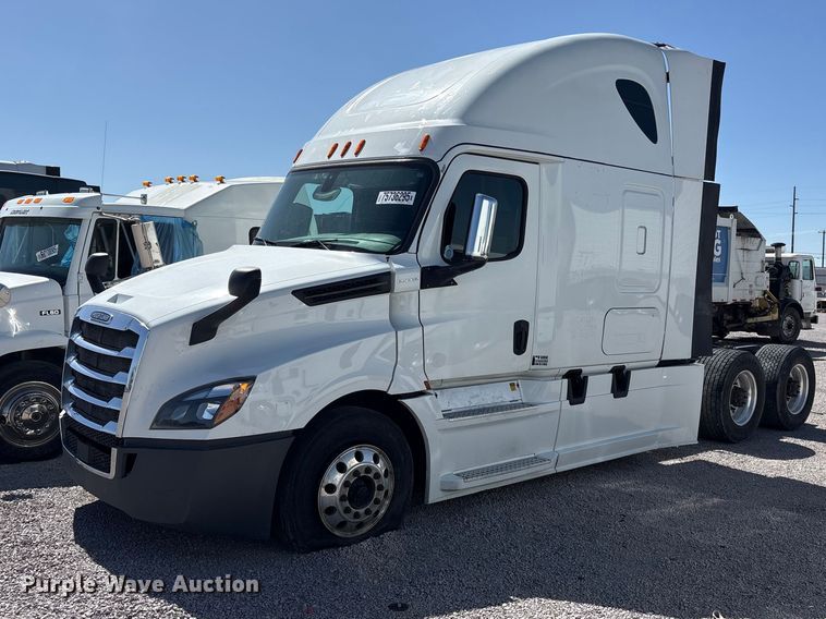2018 Freightliner Cascadia semi truck - YA2203