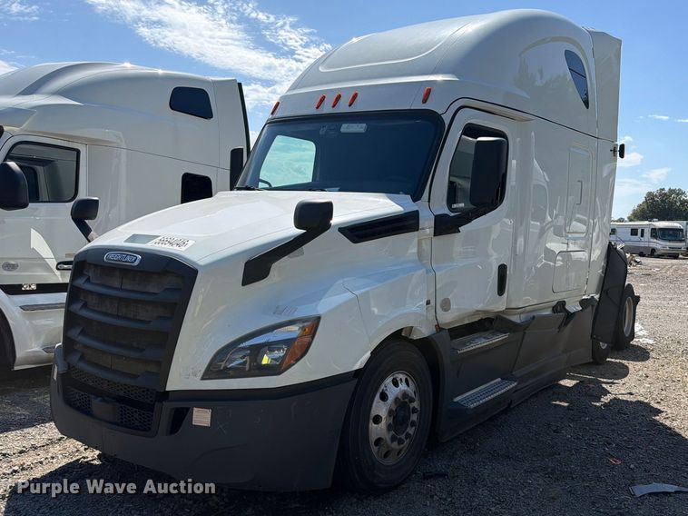 2020 Freightliner Cascadia 126 semi truck - YA3804
