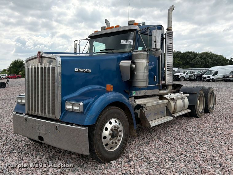 2014 Kenworth W9 semi truck - YA4011