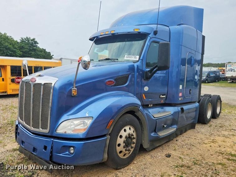 2017 Peterbilt 579 semi truck - YA4149