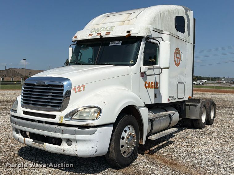 2013 Freightliner Columbia semi truck - YA4154