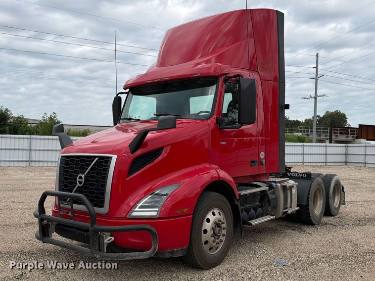 2020 Volvo VNR semi truck - YA4211