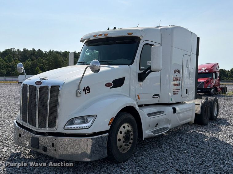 2020 Peterbilt 579 semi truck - YA4246