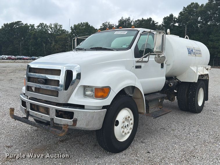 2006 Ford F750 water truck - YA4257