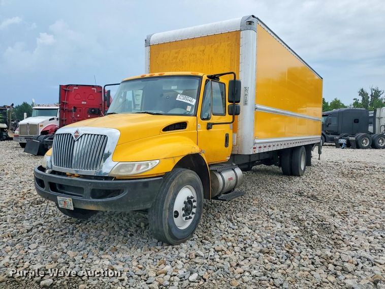 2019 International 4300 box truck - YA4307