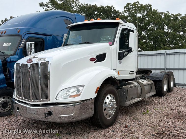 2018 Peterbilt 579 semi truck - YA4448