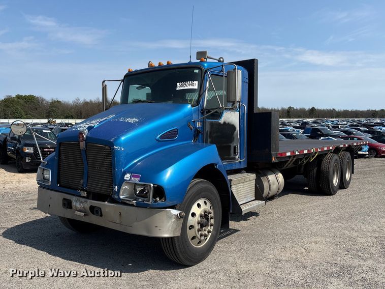 2004 Kenworth T300 flatbed truck - YA4533