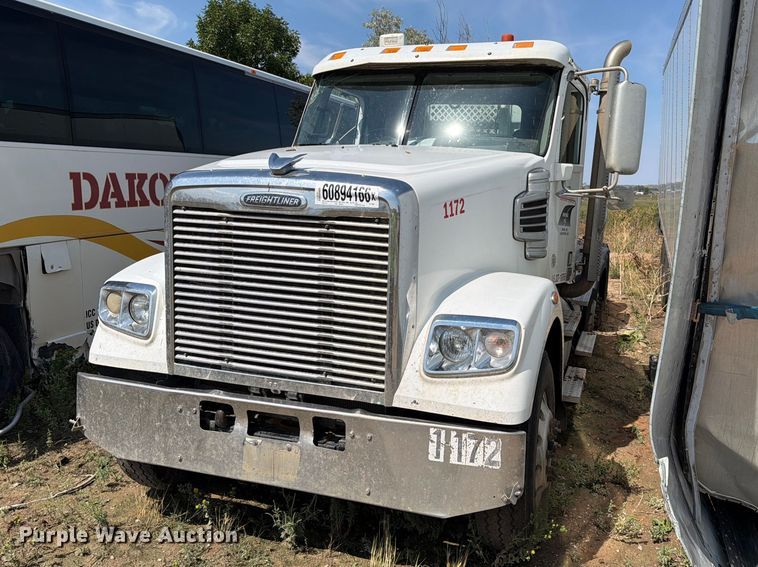 2017 Freightliner SD122 semi truck - YA4549