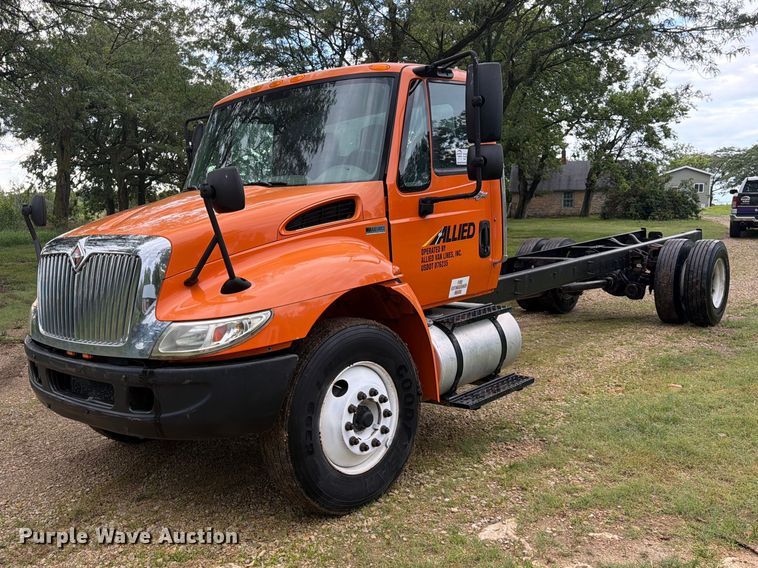 2012 International 4300 truck cab and chassis - DQ7955