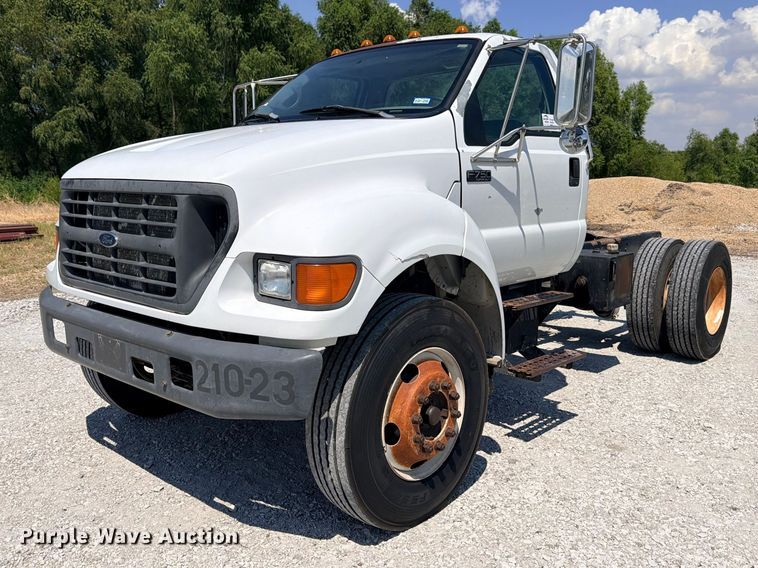2002 Ford F750 truck cab and chassis - DU1527