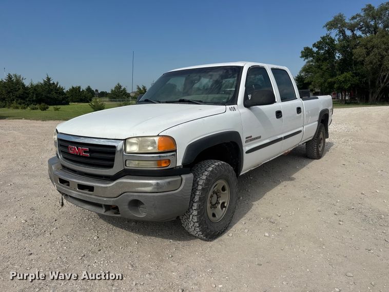 2004 GMC Sierra 2500HD Crew Cab pickup truck - DW6771