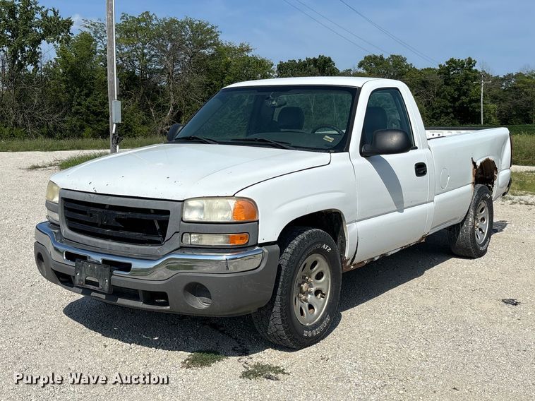 2005 GMC Sierra 1500 pickup truck - DZ4605