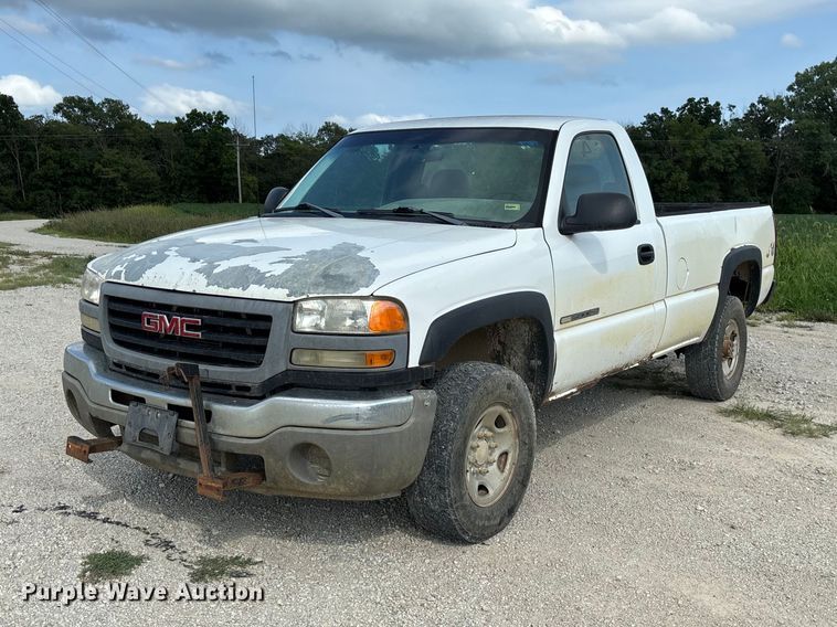 2006 GMC Sierra 2500HD pickup truck - DZ4606