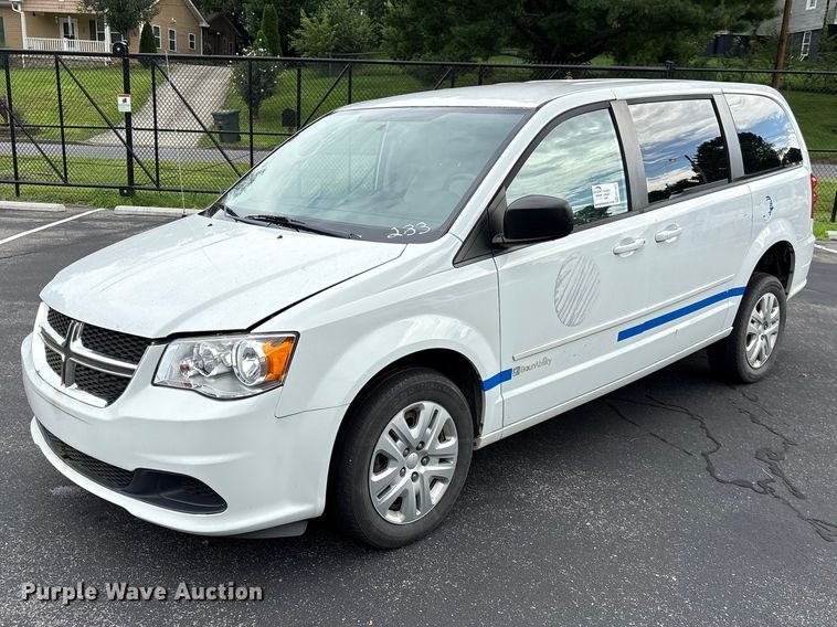 2016 Dodge Grand Caravan handicap accessible van - EF1321